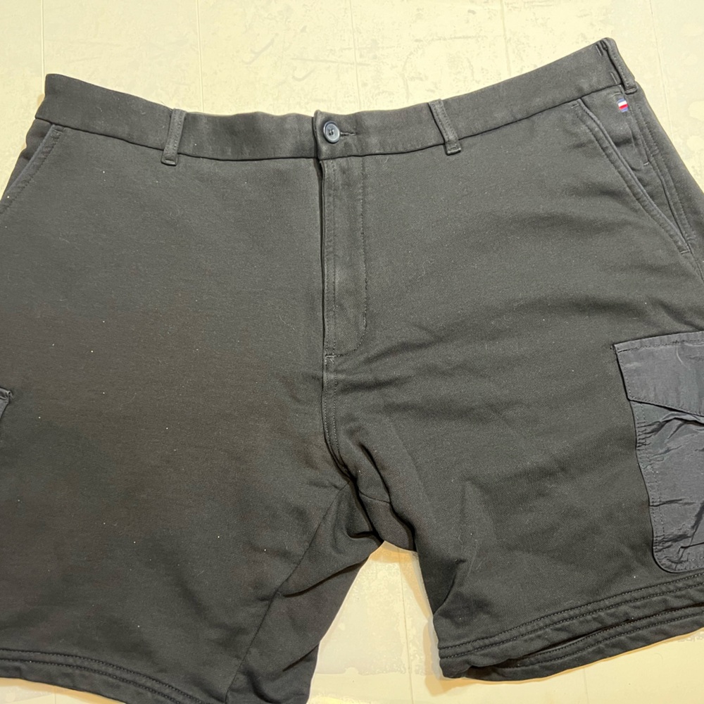 Tommy Hilfiger black cargo shorts 🩳 in size 42